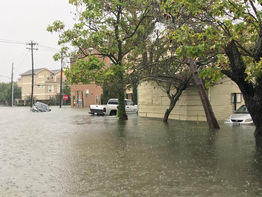 Hurricane lashes southeast Texas with heavy rain, wind