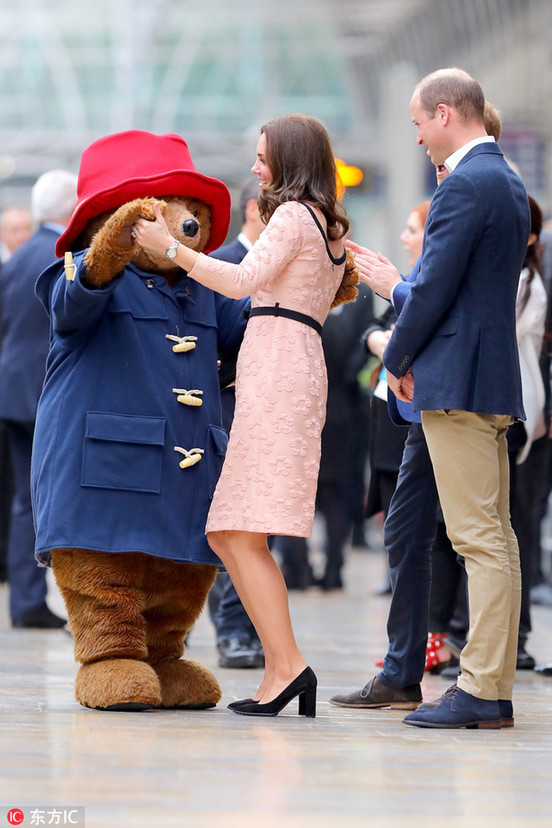 Pregnant Kate dances with Paddington Bear