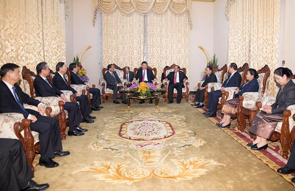 Xi meets former Lao president